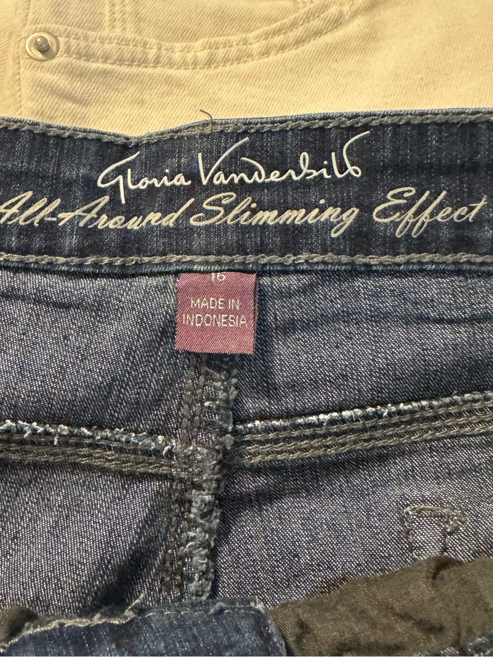Gloria Vanderbilt Indigo Embroidered Pocket Ankle Jean Capris - Picture 8 of 9